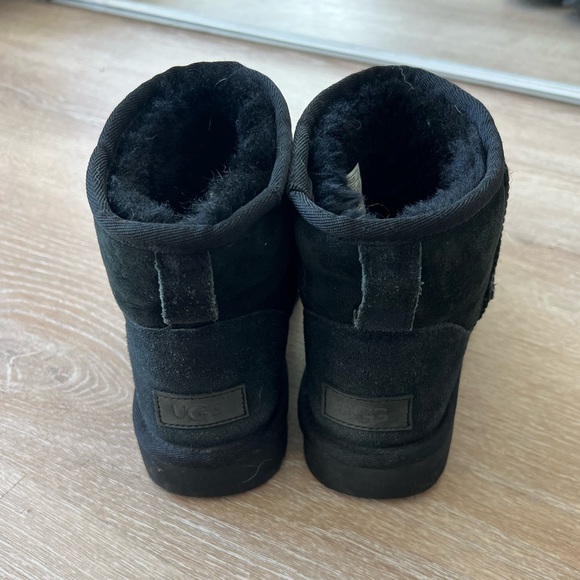 UGG Women’s Black Mini Classic Uggs boots - Picture 2 of 6